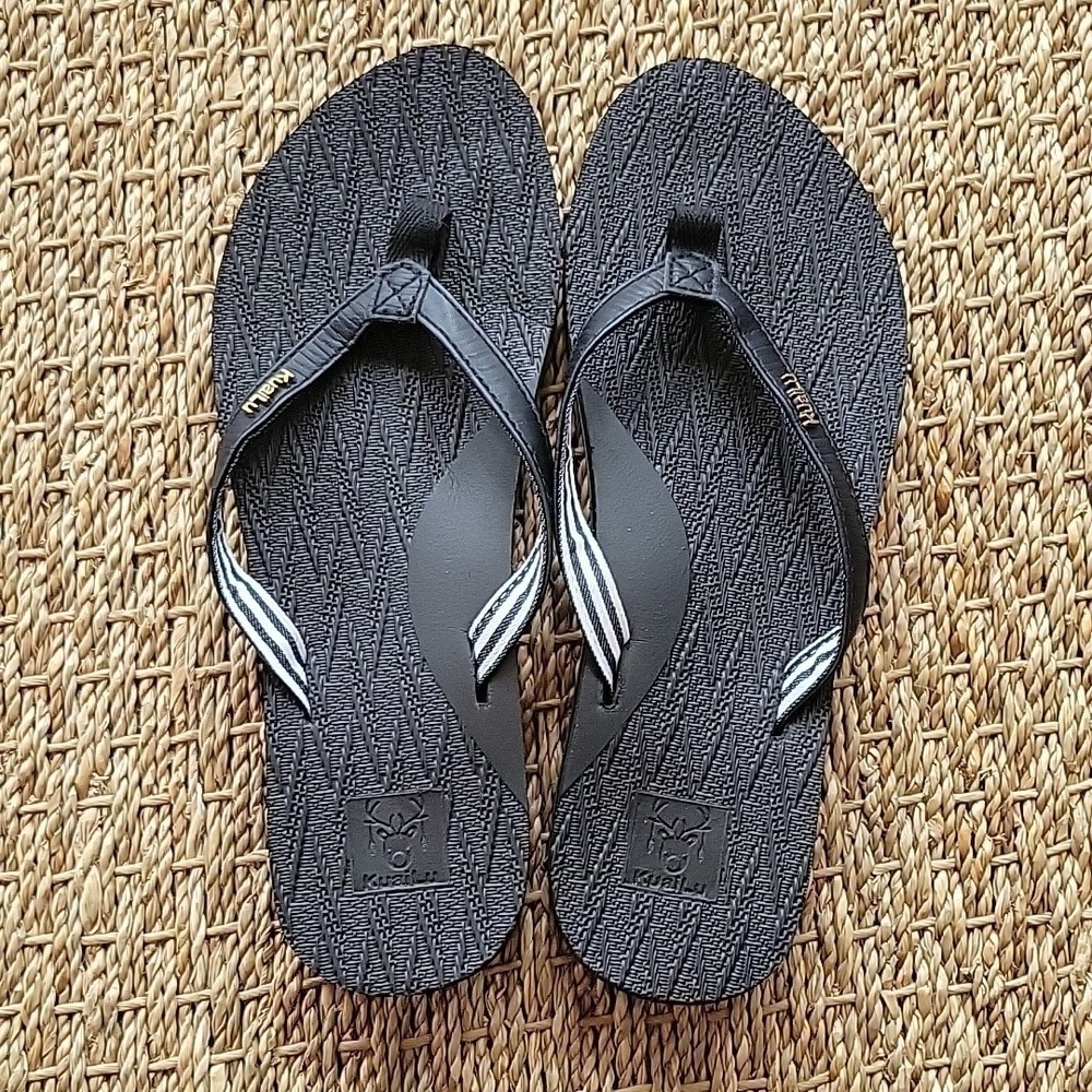 KUAILU black flip flops. Like new condition size 7. - Picture 1 of 6